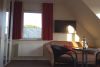 Schlafzimmer 1 mit Sofa und Balkon