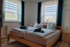 Schlafzimmer mit Blick auf den Deich