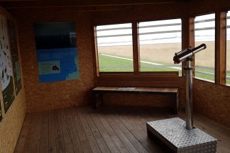 Vogelbeobachtungsstation mit Fernglas