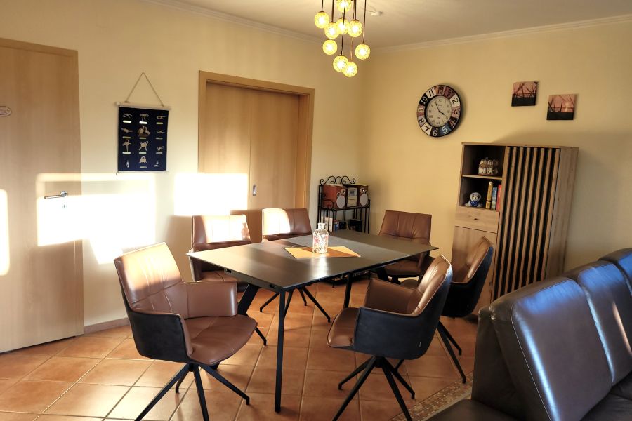 Essbereich mit großem Tisch und Leder-Sesseln