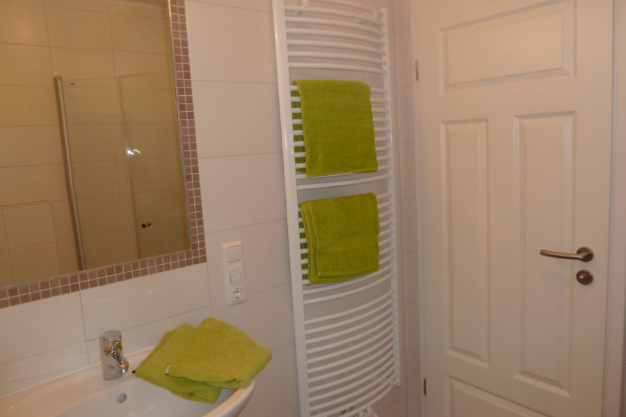 Badezimmer mit großem Spiegel
