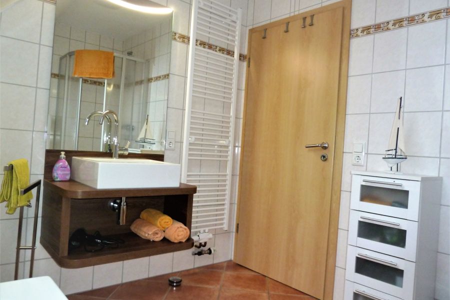 Badezimmer mit großes Spiegel