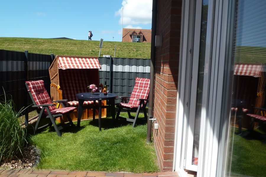 Terrasse und Strandkorb - Ferienwohnung Norddeich direkt am Deich