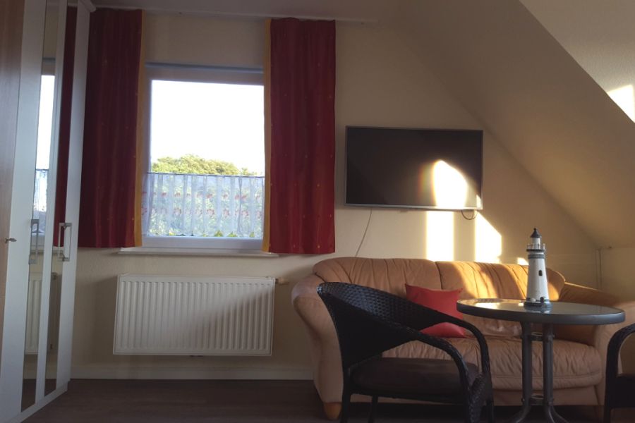 Schlafzimmer 1 mit Sofa und Balkon