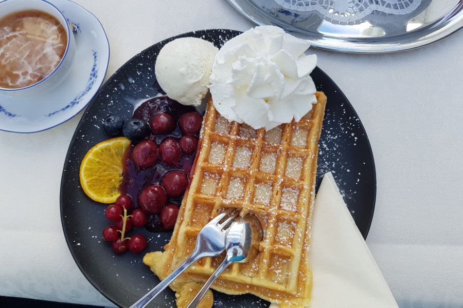 Waffel und ostfriesischer Tee