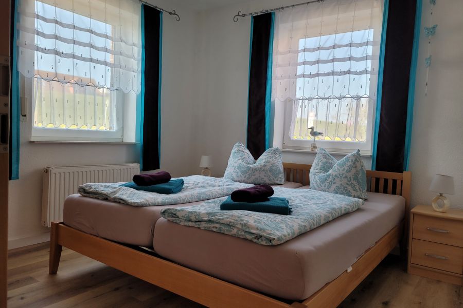 Schlafzimmer mit Blick auf den Deich