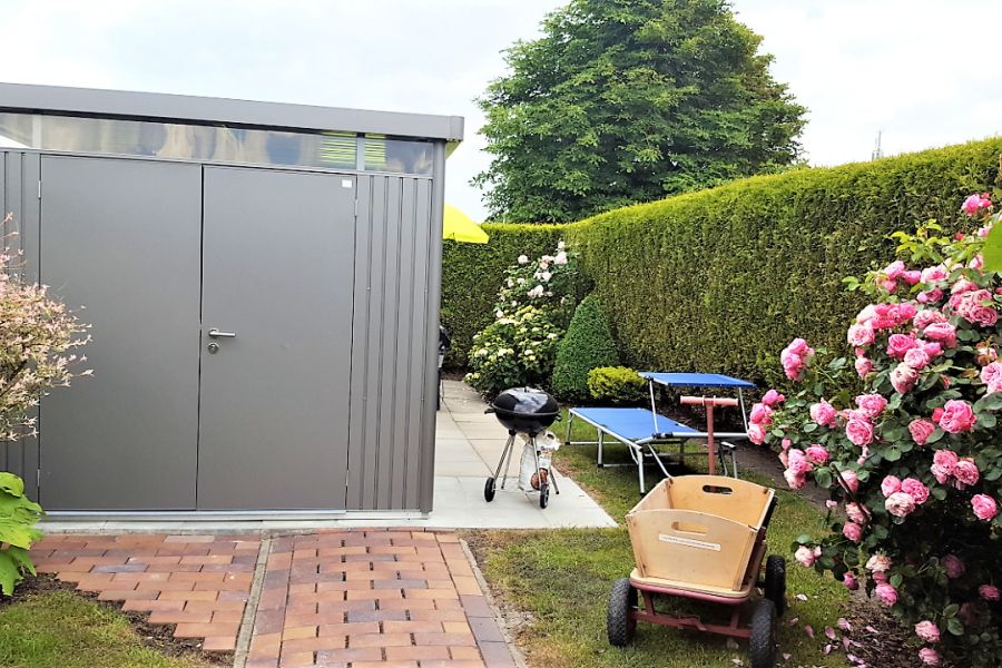 Freisitz mit Strandkorn hinter der Hütte