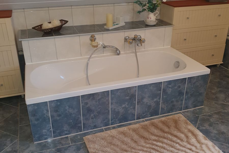 Badezimmer mit Dusche und Badewanne