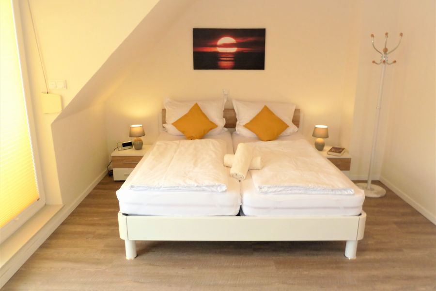 Schlafzimmer 1 mit Balkon